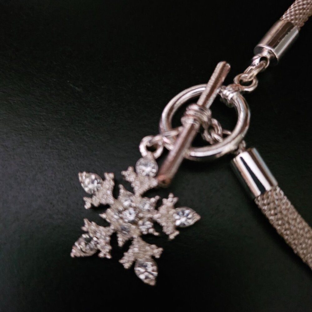 NEW SILVER TONED TOGGLE CLASP BRACELET WITH  GLITTERING SNOWFLAKE ACCENT CHARM - Picture 4 of 8